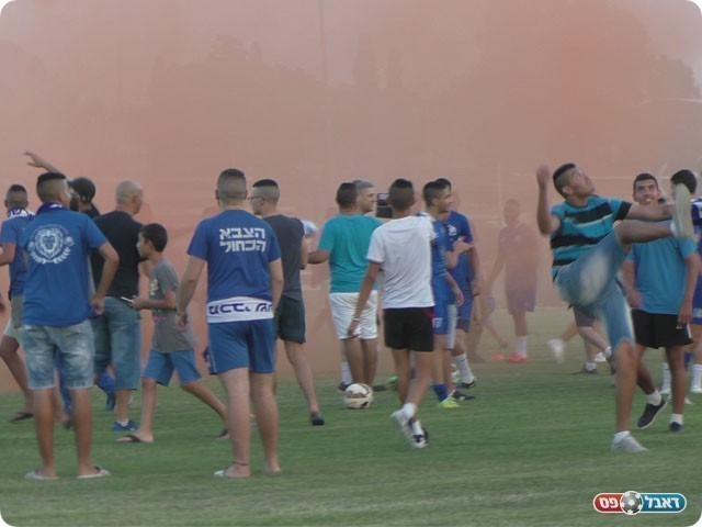 וחוגג (שקד מורג)